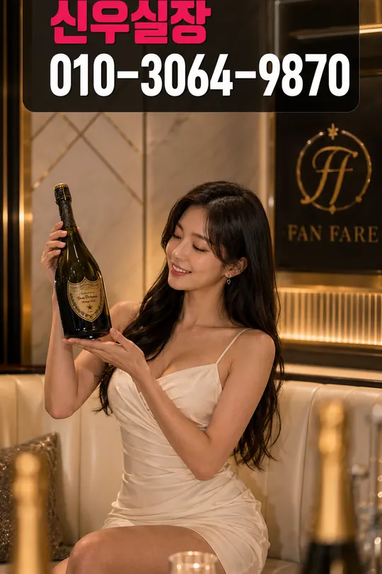 블랙 드레스와 글라스가 어우러진 분당 하이퍼블릭 신우 실장 홍보 이미지