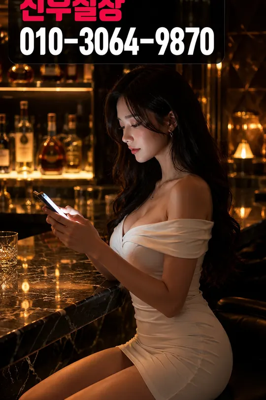 블루 벨벳 소파와 브이 포즈의 프리미엄 라운지 홍보 이미지